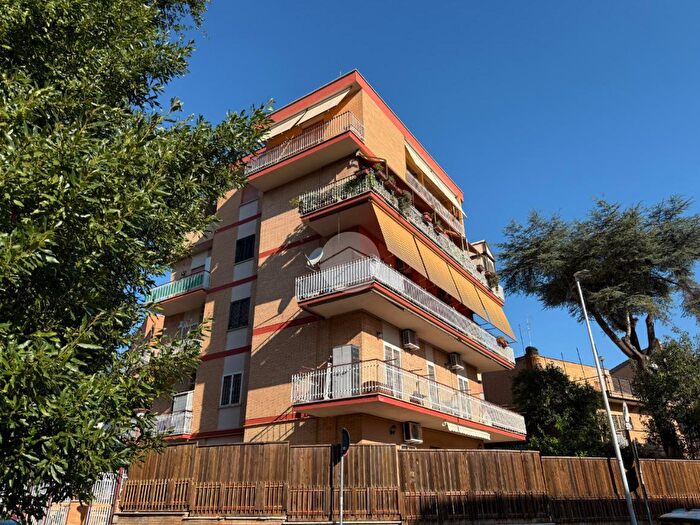 Appartamento trilocale in vendita in Via dei Buonvisi, Roma