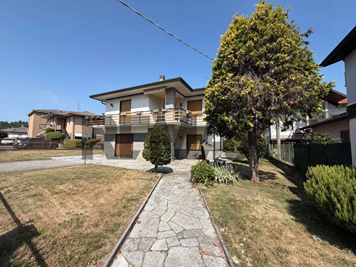 Casa con 8 locali in vendita in Via Tofane, Induno Olona