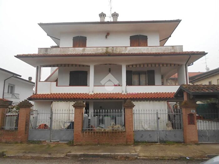 Casa con 8 locali in vendita in Via Digione, Comacchio