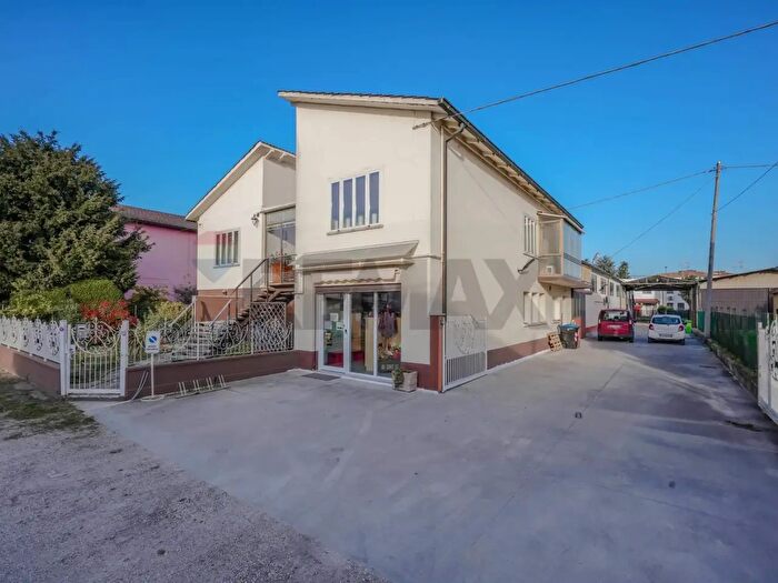 Casa con 11 locali in vendita in Via Amendola, Castelmassa