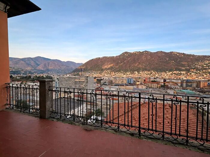 Appartamento quadrilocale in vendita in Via Monterotondo, Como