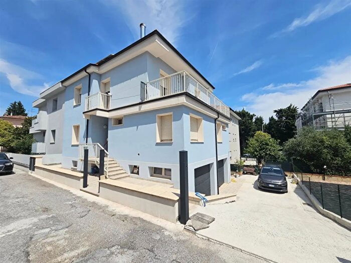 Casa con 7 locali in vendita in San Severino Marche