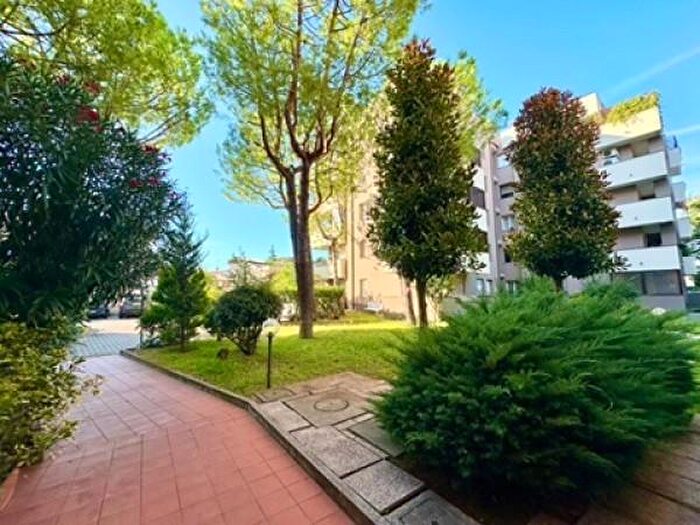 Appartamento con 5 locali in vendita in Via Dino Sbrozzi, Rimini