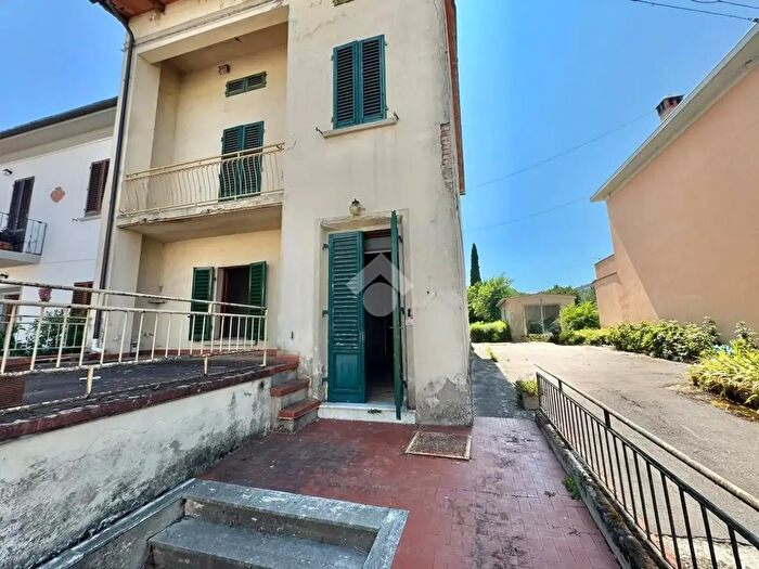 Casa con 6 locali in vendita in Via Baccheretana, Carmignano