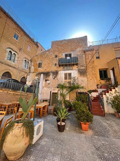Casa con 6 locali in vendita in Via Orfane, Agrigento