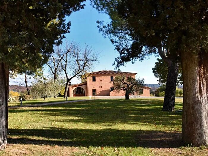 Casa con 10 locali in vendita in Chiusi