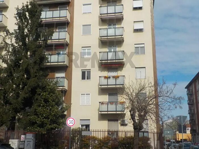 Appartamento trilocale in vendita in Via Luigi Borgomainerio, Milano