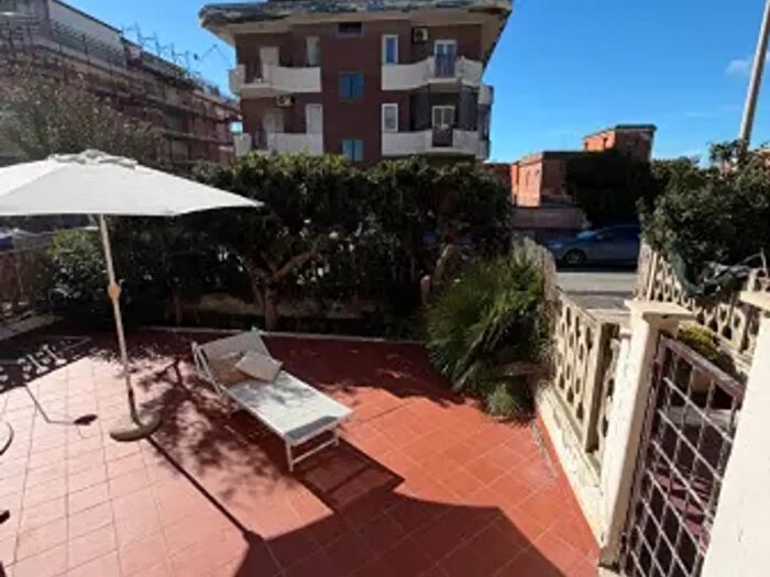 Appartamento trilocale in vendita in Via Rumenia, Pomezia