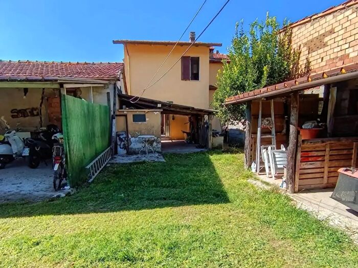 Casa quadrilocale in vendita in Massa
