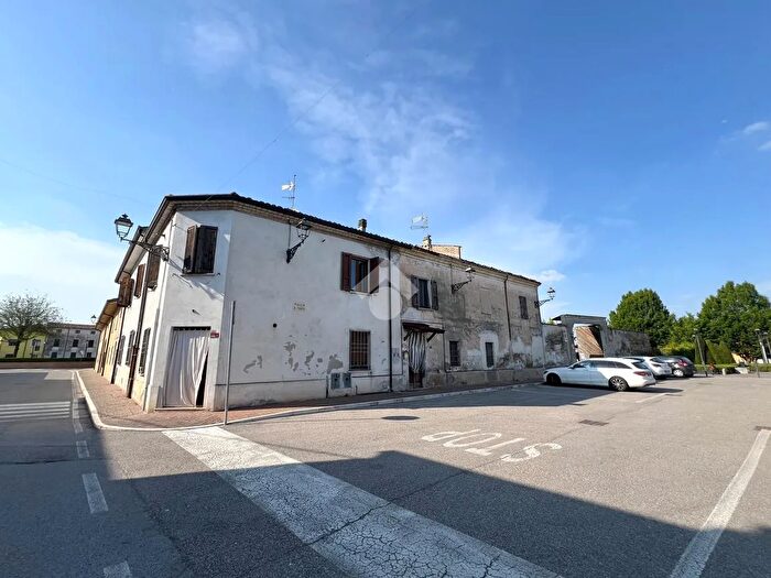 Casa con 10 locali in vendita in Via G Matteotti, Mariana Mantovana