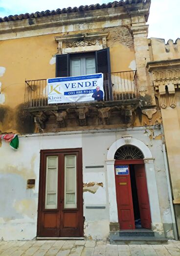 Casa con 9 locali in vendita in Piazza V Emanuele II, Santa Croce Camerina