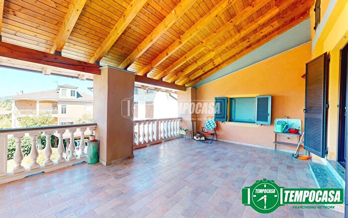 Casa con 5 locali in vendita in Valenza