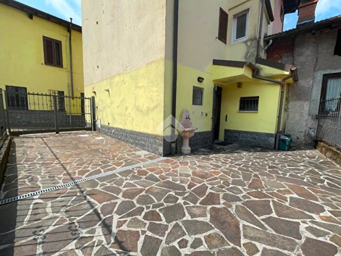 Appartamento bilocale in affitto in Via Garibaldi, Porto Ceresio