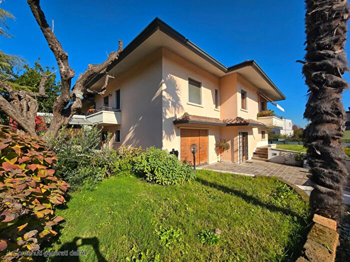 Casa con 10 locali in vendita in Via Lago dIseo, Caldogno