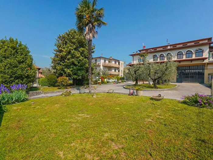 Casa con 10 locali in vendita in Manerba Del Garda