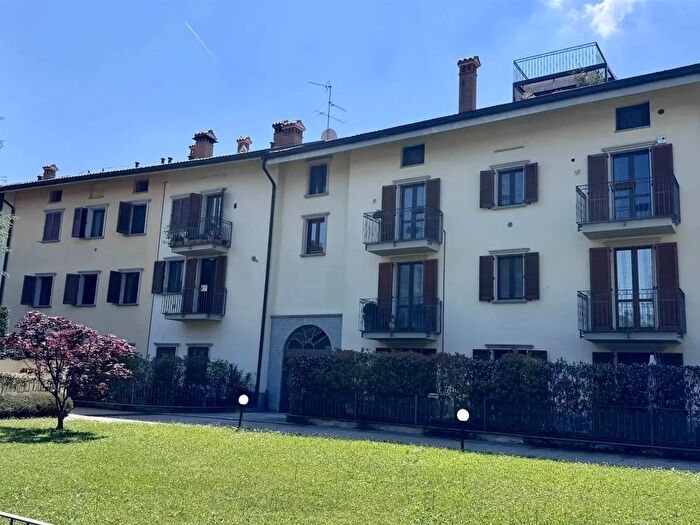 Appartamento trilocale in vendita in Via Mazzini, Lesmo