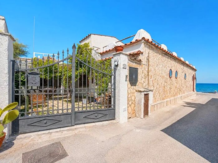 Casa con 6 locali in affitto in Via Giovine, Bari