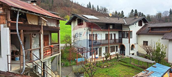 Casa con 11 locali in vendita in Via Ciess, Lamon