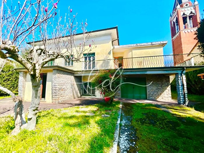 Casa con 12 locali in vendita in Camaiore