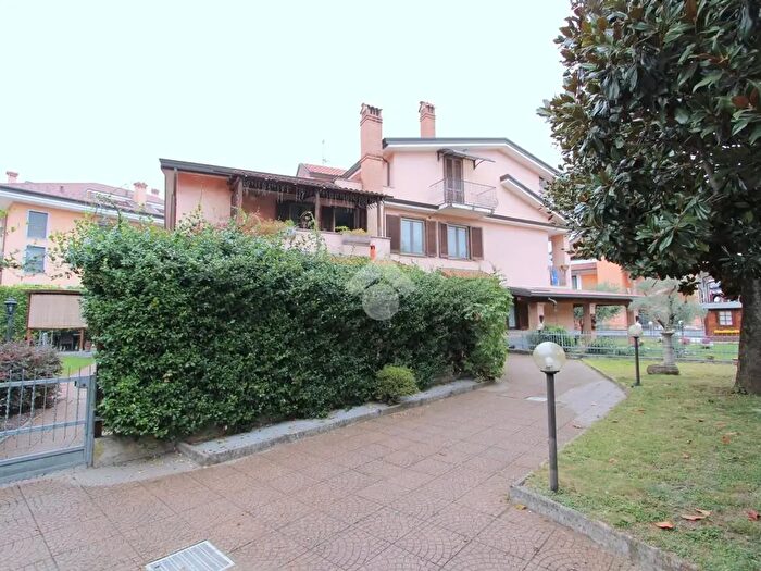 Appartamento quadrilocale in vendita in Via Santa Teresa, Bareggio