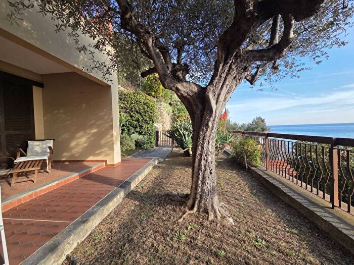 Appartamento trilocale in affitto in Via Concezione, Laigueglia