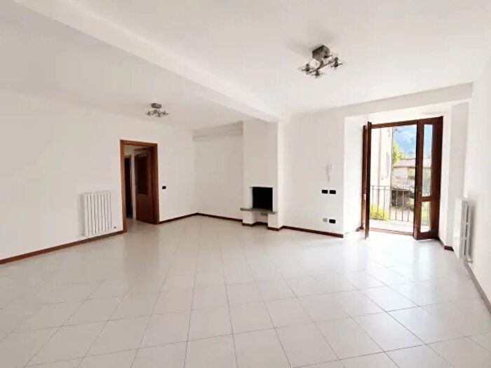 Appartamento trilocale in vendita in Via Centrale, Abbadia Lariana