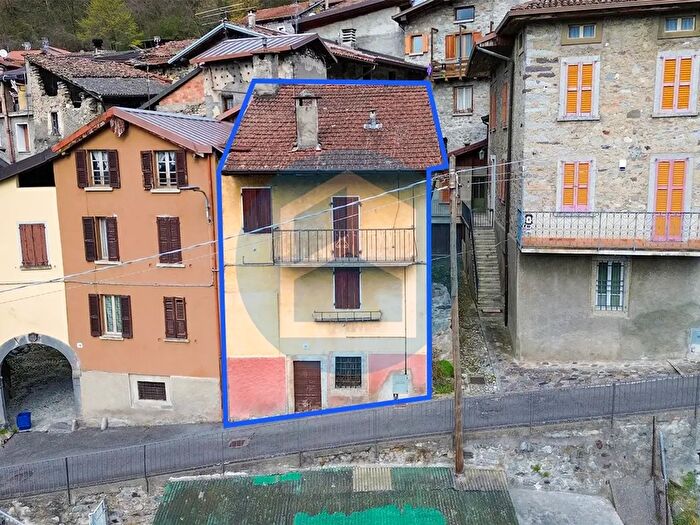 Casa quadrilocale in vendita in Via Ripa, Bienno