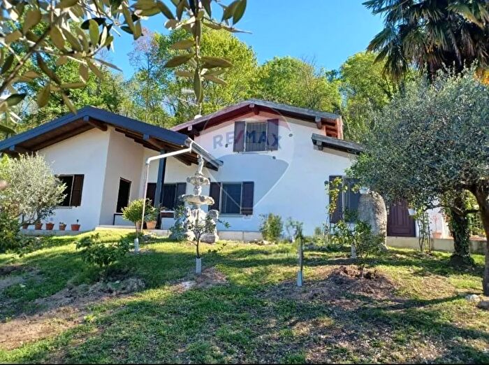 Casa quadrilocale in vendita in Frazione Cà De Monti, Gavirate