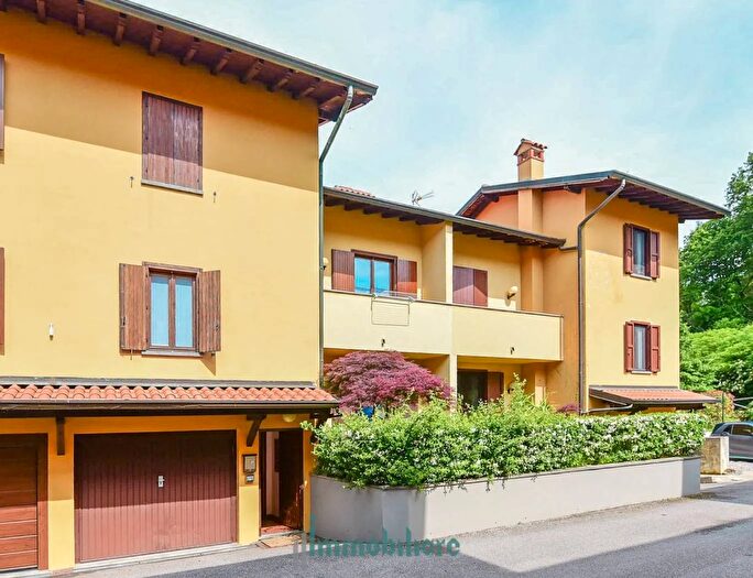 Casa quadrilocale in vendita in Via Santa Chiara Carimate, Carimate