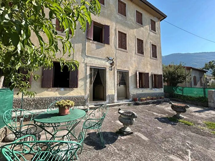 Casa con 9 locali in vendita in Fregona