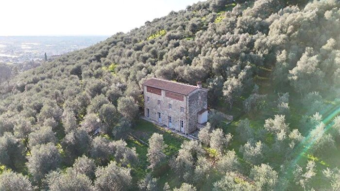 Casa con 8 locali in vendita in Via da Montebello a Camaiore, Camaiore