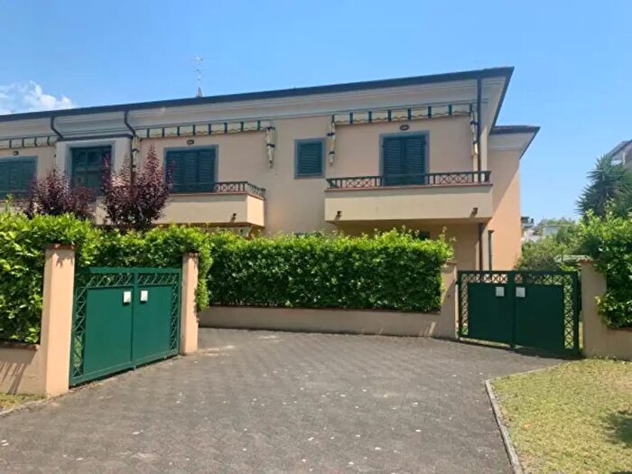 Appartamento trilocale in vendita in Via Pisa, Massa