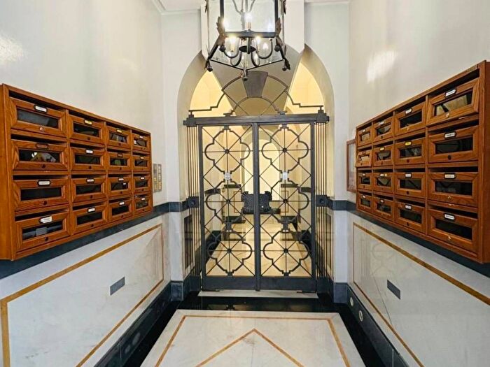 Appartamento trilocale in affitto in Via del Boschetto, Monti, Roma