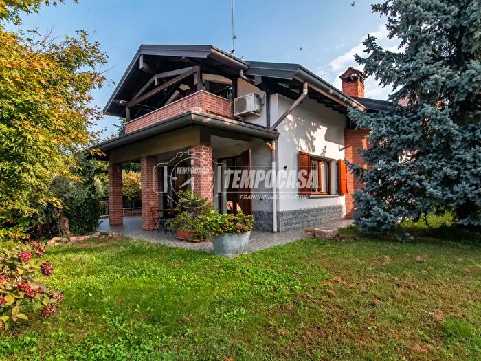 Casa quadrilocale in vendita in Via Monte Grappa, Guanzate