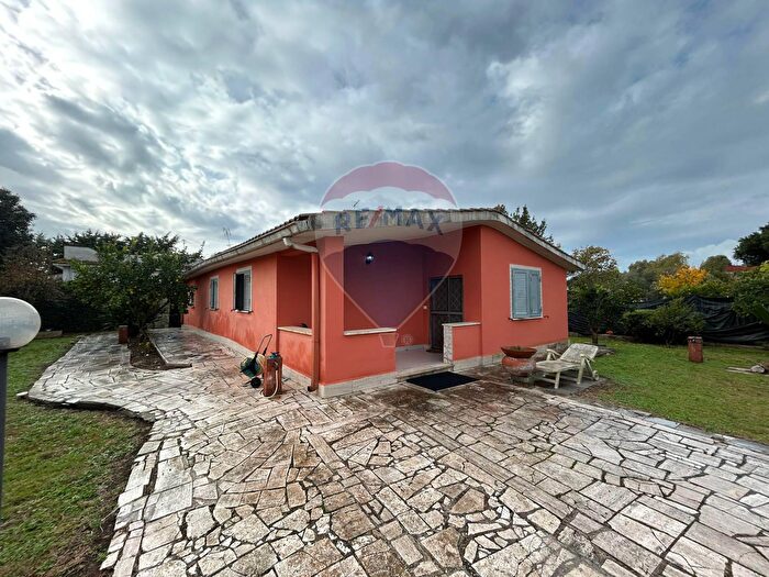 Casa quadrilocale in vendita in Via della Primavera, Aprilia