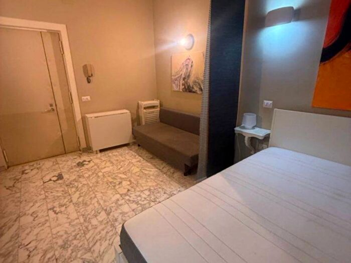 Appartamento bilocale in affitto in Via Guglielmo Melisurgo, Porto Municipio, Napoli