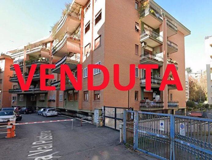 Appartamento trilocale in vendita in Via Val Pusteria Roma, Roma
