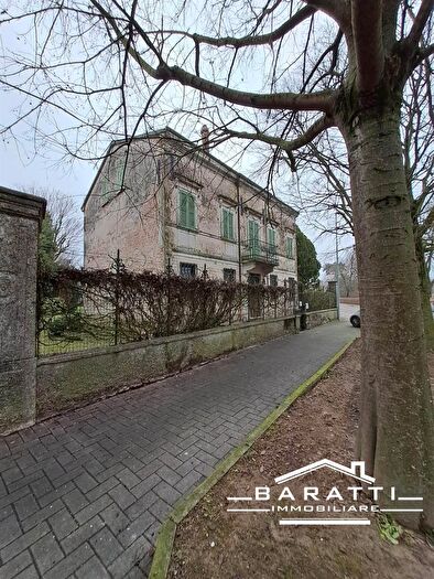 Casa con 12 locali in vendita in Quistello