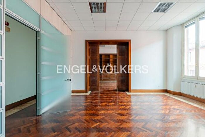 Appartamento con 6 locali in vendita in Via Cesare Battisti, Bologna