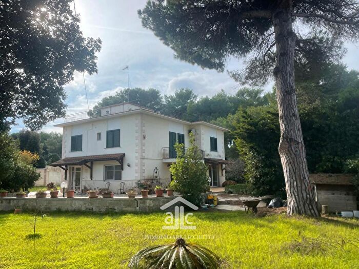 Casa con 8 locali in vendita in Via dellAsparigina, Vernole