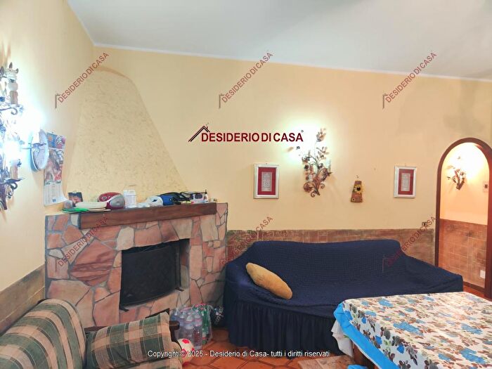 Casa con 8 locali in vendita in Santa Cristina Gela