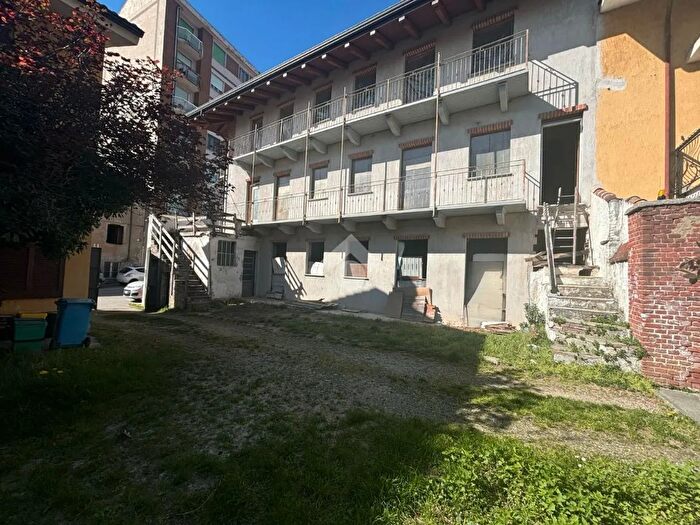 Casa con 9 locali in vendita in Via S Rocco, Favria