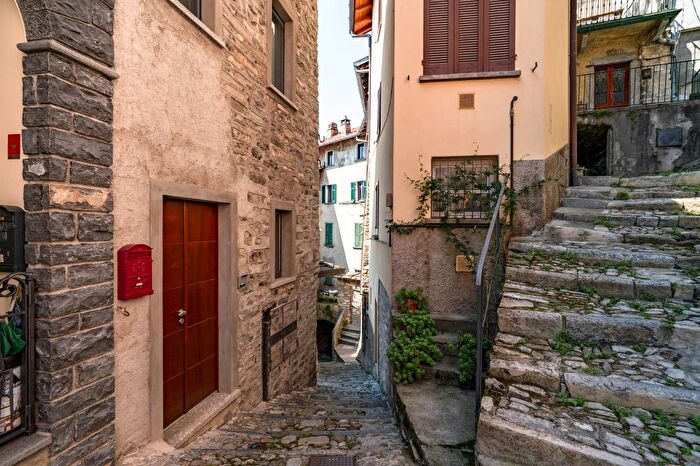 Appartamento bilocale in vendita in Via Canzaga, Pognana Lario