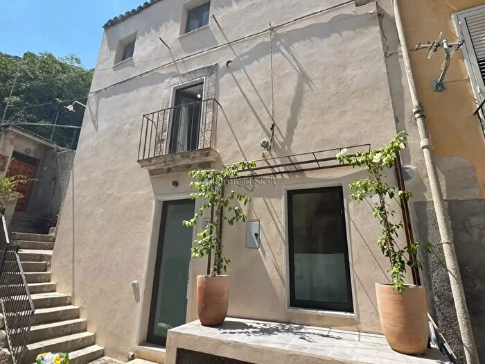 Casa quadrilocale in vendita in Via Santa Sofia, Modica