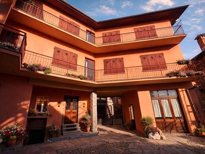 Appartamento trilocale in vendita in Nebbiuno