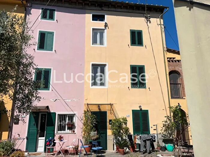 Casa con 5 locali in vendita in Lucca