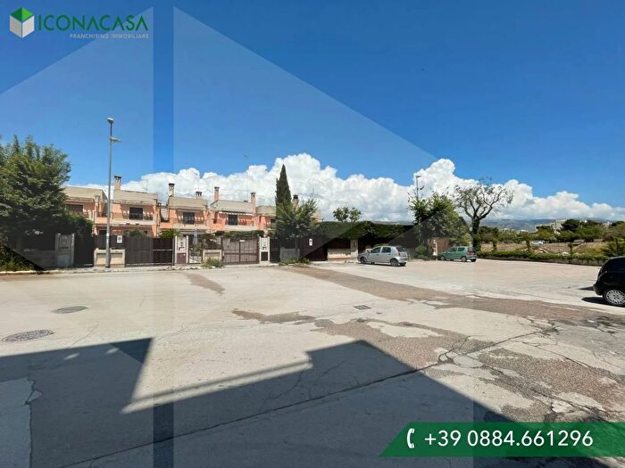 Casa con 9 locali in vendita in Via Santa Restituta, Manfredonia