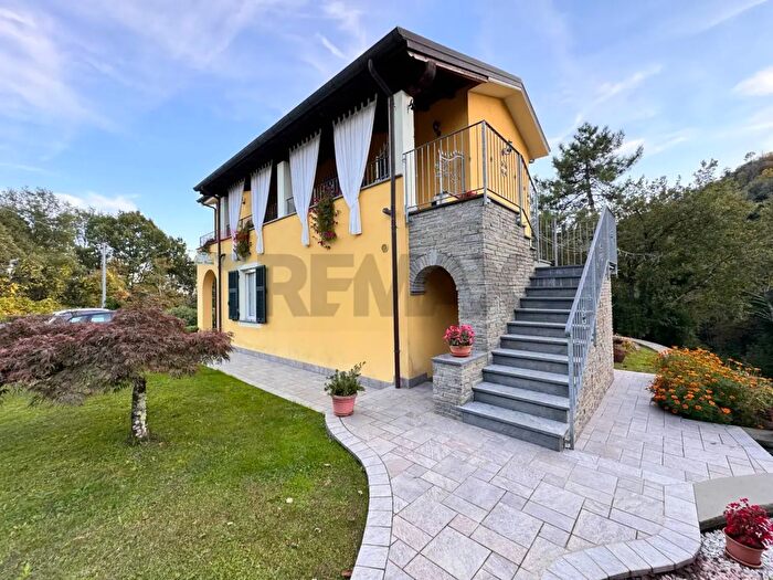 Casa con 9 locali in vendita in Via Trezzo, Beverino
