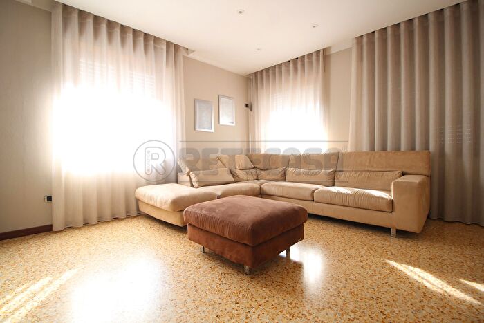 Appartamento con 7 locali in vendita in Viale dellIndustria, San Giovanni Ilarione