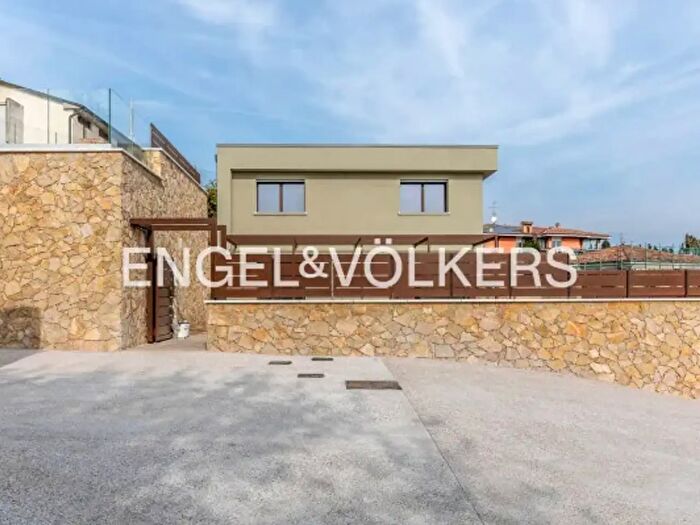 Casa quadrilocale in vendita in Via Luigi Luzzatti, Verona